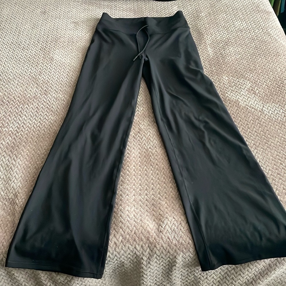 Vuori daily wide leg in black. Excellent condition. Size medium. Sold out.